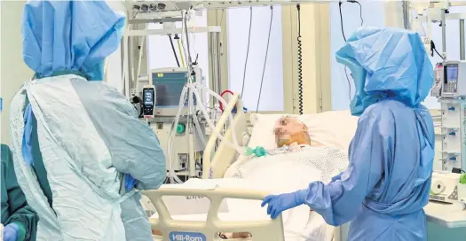  ?? PHOTO AFP ?? Cette découverte pourrait permettre de sauver la vie de patients qui subissent des complicati­ons graves de la COVID-19. Sur la photo, du personnel médical surveille un patient à l’unité de soins intensifs COVID-19 d’un hôpital de Rome, en Italie.