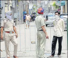  ?? BHARAT BHUSHAN/HT ?? Security personnel taking a picture of a violator of Covid 19 norms near Karah Wala Chowk in Patiala on Tuesday. Figures reveal there was almost 10% increase in cases with contact history in the state in the last fortnight.