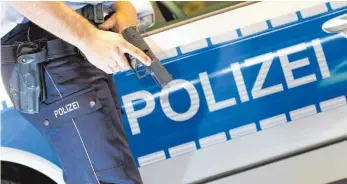  ?? FOTO: DPA ?? Ein 37- Jähriger verletzt einen Polizisten in einem Bad Saulgauer Geschäft so schwer, dass der Polizist seinen Dienst nicht fortsetzen kann.