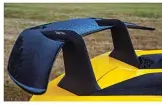  ??  ?? El Huracán estrenó el Virtual Cockpit en 2004... aunque nunca había sido tan colorido. El alerón trasero es de plástico reforzado con carbono.