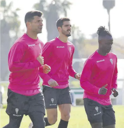  ?? MANUEL MURILLO ?? Willy Ledesma, Bernardo Cruz y Moussa Sidibé, en la sesión de ayer.