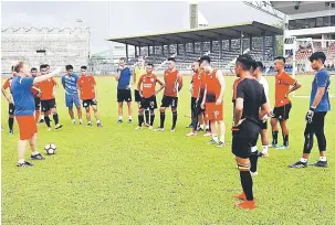  ??  ?? SIAPKAN JENTERA: Ian Andrew memberi kata-kata semangat kepada bakal skuad Sarawak FA yang akan mengharung­i cabaran Liga Perdana 2018.