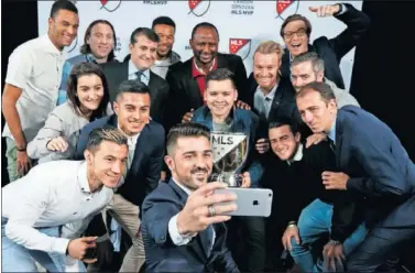  ??  ?? EL MEJOR. David Villa celebra junto a sus compañeros el premio a mejor jugador de la MLS.