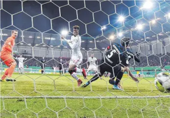  ?? FOTO: IMAGO ?? Auch im Doppelpack können Sebastian Schonlau und Christian Strohdiek (v.r.) Kingsley Comans nicht stoppen.