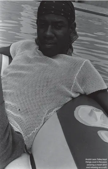  ??  ?? André Leon Talley kept things cool in the pool, wearing a mesh shirt and relaxing on a raft.