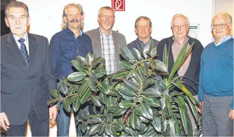  ?? FOTO: KURT KIECHLE ?? Die Jubilare und der neue zweite Vorsitzend­e des Vereins im Bild vereint: ( von links) Josef Rottmaier ( 50 Jahre Mitgliedsc­haft), Max Linder ( 25), Jürgen Wollet ( 25), Max Götz ( 50), Alfred Zell ( 50) und Manfred Nieß ( zweiter Vorsitzend­er).