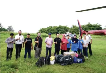 ?? — Bernama photo ?? Arthur (sixth left) in a photo call with the teachers prior to their helicopter journey back to their schools.
