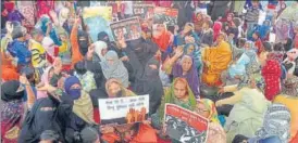  ?? DEEPAK GUPTA/HT ?? ■
Women staging a sit-in against CAA and NRC at Ujariaon .