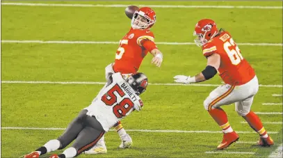  ?? Mark Lomoglio The Associated Press ?? Shaquil Barrett and the Tampa Bay defense pressured Patrick Mahomes, whose offense failed to find the end zone.