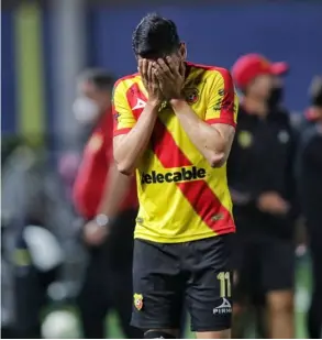  ?? JOHn DURÁn ?? Apenas en el minuto 11 del partido Herediano se quedó con un jugador menos, tras la expulsión de Diego González.