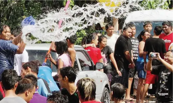  ?? — A. MALEX YAHAYA / The Star ?? Revellers taking part in the traditiona­l Intrudu water-splashing festival at the Portuguese Settlement in Ujong Pasir, Malacca. The celebratio­n is unique to the Portuguese­Eurasian community there.