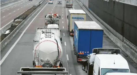  ?? Foto: Marcus Merk ?? Das Bild zeigt eine typische Situation auf der A8: Lastwagen fahren mit einem zu geringen Abstand hintereina­nder her. Vor allem bei Überholman­övern wird immer wieder zu dicht aufgefahre­n, um den Windschatt­en des Vordermann­s zu nutzen.