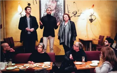  ??  ?? Tribune. Amine El Khatmi anime un débat dans un café du 20e arrondisse­ment de Paris, le 31 janvier. Il est entouré de Frédérique Calandra, maire du 20e arrondisse­ment, et de Pierre Liscia, élu (non inscrit) dans le 18e arrondisse­ment.