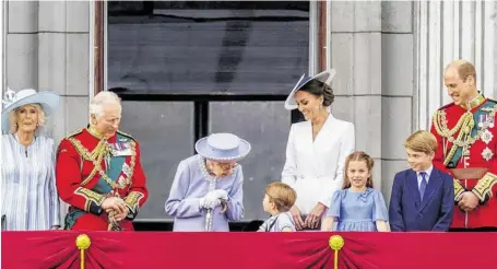  ?? BILD: SN/AP/POOL/CHOWN ?? Acht Köpfe, vier Generation­en: die Royal Family. Im Gespräch: die Queen (96) und Urenkel Louis (4).