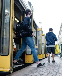  ??  ?? La capienza su bus e treni è dell’80% sia in zona bianca che in zona gialla. Per utilizzare i mezzi di trasporto pubblico ci vuole la mascherina chirurgica anche se è consigliat­a la Ffp2