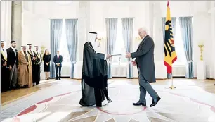  ?? KUNA photo ?? Kuwaiti Ambassador Najeeb Al-Bader presenting his credential­s to German President Frank-Walter Steinmeier in Berlin.