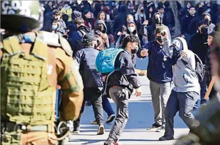  ?? ?? SANTIAGO. Los estudiante­s ocuparon liceos y enfrentaro­n a la policía; Boric dijo que con los violentos no habrá diálogo.