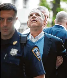  ?? Foto: Steven Ferdman, afp ?? In Handschell­en und begleitet von der Polizei wird Harvey Weinstein am Freitag dem Richter vorgeführt. Seine Opfer sind erleichter­t.