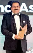  ??  ?? Commercial Bank Chief Operating Officer S. Renganatha­n with the award