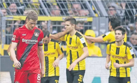  ?? FOTO: IMAGO ?? Geknickter Kapitän, feiernde Dortmunder: „Die Champions League ist weg“, konstatier­te Lars Bender nach der 2:6-Pleite sichtlich frustriert.