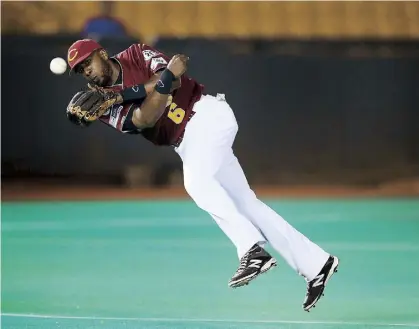  ??  ?? RUBÉN Gotay, antesalist­a de los Gigantes, realiza un disparo desde su predio durante el partido de anoche.