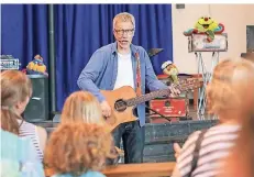  ?? RP-FOTO: JÜRGEN LAASER ?? Uwe Lal singt mit Kindern und den begleitend­en Erwachsene­n in der Propsteiki­rche.