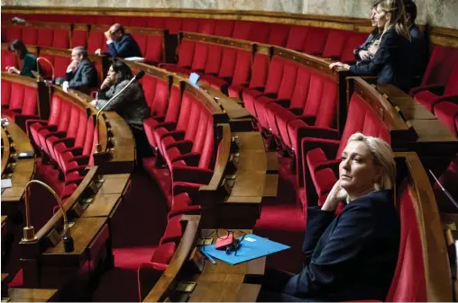  ??  ?? Mandat. Marine Le Pen, présidente du Rassemblem­ent national, assiste à un débat sur les politiques migratoire­s à l’Assemblée nationale, le 7 octobre.
