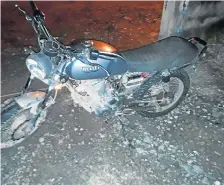  ??  ?? La moto en la que iban los hombres fue trasladada a los patios de retención de la Policía.