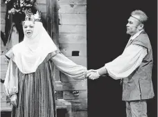  ?? FOTO ČTK ?? Lev v zimě. Jana Hlaváčová a Luděk Munzar ve hře Jamese Goldmana, kterou na jaře 1989 uvedlo Národní divadlo. Luděk Munzar inscenaci také režíroval.