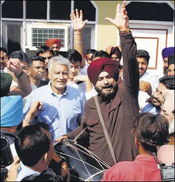  ?? PTI ?? Congress candidate Sunil Jakhar celebratin­g his victory along with Punjab cabinet minister Navjot Singh Sidhu (with dhol) and other party leaders in Gurdaspur on Sunday.