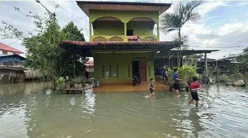  ?? ?? AIR mula memenuhi halaman rumah penduduk di Kampung Kedai Lama, Rantau Panjang.