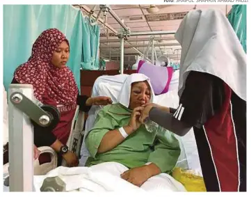  ?? FOTO: SHAIFUL SHAHRIN AHMAD FAUZI ?? IDA Suryanti minum air yang diberikan Siti Nurhaziqah sambil diperhatik­an Suziyana.