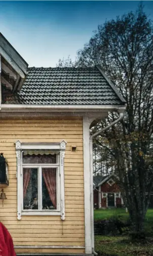  ?? FOTO: KARL VILHJÁLMSS­ON ?? ■ Det var stationsby­ggnadens vackra fasad som gjorde att Nalle Lindqvist köpte huset och flyttade hit.