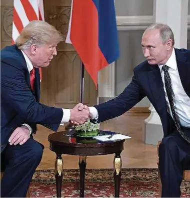  ?? Foto: AFP ?? Der noch amtierende US-Präsident und Russlands Staatschef bei einem Treffen in Helsinki 2018: Seit Amtsantrit­t meidet Donald Trump die offene Konfrontat­ion mit Wladimir Putin.