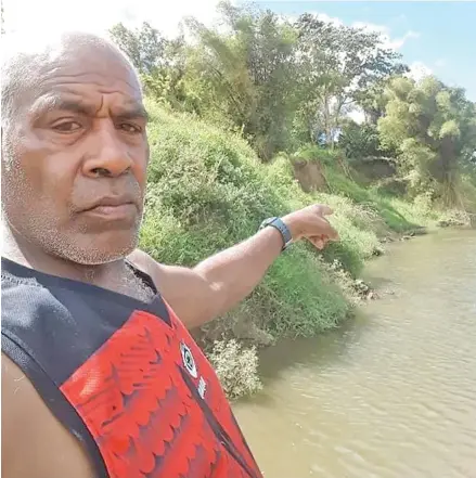  ?? Photo: Kelera Sovasiga ?? Village headman Tevita Raisuqe points at the riverbank landslides that constantly happens after a rainfall.