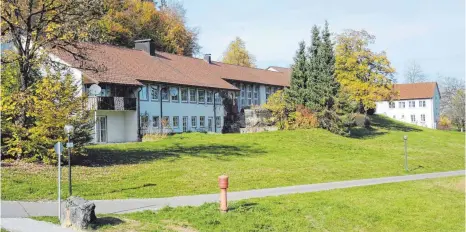  ?? FOTOS: WALTER SCHMID ?? Das Sportsanat­orium an der Lohbauerst­raße Richtung Waldbad wird voraussich­tlich nächstes Jahr abgerissen.