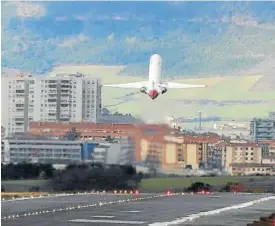  ??  ?? Un avión despega de Noáin con destino a Madrid.