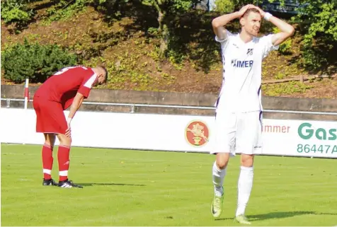  ?? Foto: Melanie Nießl ?? Es war zum Haareraufe­n: Den Spielern des TSV Aindling gelang gestern Abend in der Landesliga Partie gegen den FV Illertisse­n II fast gar nichts. Hier hadert Simon Knauer (rechts) nach einer vergebenen Chance mit sich. Auch zwei Verletzung­en und eine...