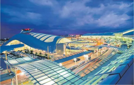  ?? FOTOS: DPA ?? Futuristis­ches Design: In Seoul-Incheon stimmen auch die Abläufe in den Terminals – der Flughafen der südkoreani­schen Hauptstadt zählt zu den besten der Welt.