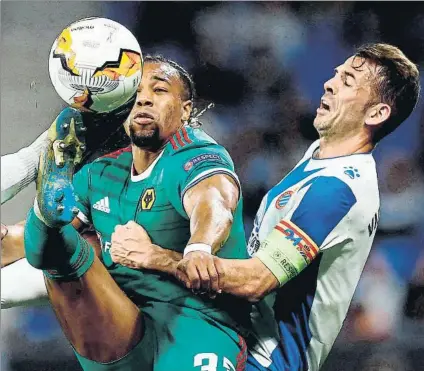  ?? FOTO: EFE ?? Adama y Víctor Sánchez, peleando en el duelo de ayer
El Espanyol presentó batalla y arañó un estéril triunfo en su adiós de Europa