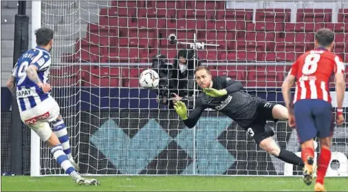  ??  ?? Oblak detiene el penalti lanzado por Joselu en el partido contra el Alavés del domingo pasado.