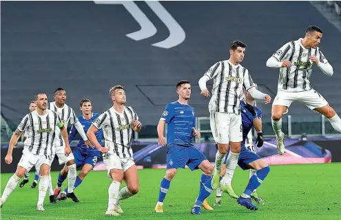  ?? (Ansa) ?? In volo
Cristiano Ronaldo anticipa tutti, compagni e avversari, e colpisce di testa. Ieri il portoghese ha segnato il suo gol numero 750 da profession­ista