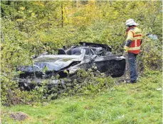  ?? FOTO: THOMAS HECKMANN ?? Unfallauto mit 500 PS: Zwei Menschen starben bei der Wahnsinnsf­ahrt des 28-Jährigen.