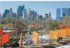  ?? FOTO: IMAGO ?? 26 Jahre vergingen, bis Christo und Jeanne-Claude die Installati­on „The Gates“im Central Park New York verwirklic­hen konnten.