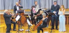  ?? FOTO: DOROTHEE L. SCHAEFER ?? Auf der Bühne im Landjugend­heim Fronhofen (von links) das Streichere­nsemble mit Heinz Hübner (Violine), Dieter Lohr (Violine), dahinter Gerhard Trötscher (Kontrabass), Adelheid Hübner-Arnegger (Viola), Hiltrud Schädler (Cello) und die Pianistin Evelyne...
