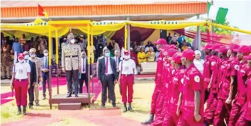  ??  ?? Makinde at the passing-out ceremony of the Àmòtékún Corps in Oyo Town