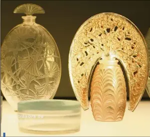  ??  ?? Outre une visite à Grasse, où s’approvisio­nnent les plus grandes maisons, les sublimes flacons, souvent réalisés par Baccarat ou René Lalique, sont eux aussi à l’honneur.