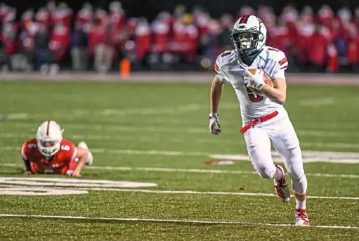  ?? Alexandra Wimley/Post-Gazette ?? Peters Township’s Josh Casilli breaks into the open field in the WPIAL Class 5A quarterfin­als against Moon Friday night at West Allegheny High School.