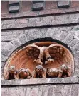  ??  ?? Drohend schwebt der Adler über den Menschen. Diese Skulptur schuf Bildhauer Anton van Eyk.