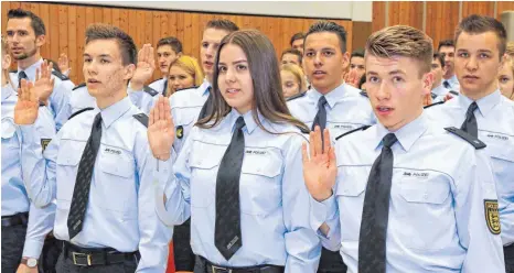  ?? FOTO: ARCHIV/MÄGERLE ?? Die Vereidigun­g von Polizeisch­ülern, die ihre Ausbildung abgeschlos­sen haben, wird es in Hohentenge­n nicht geben.